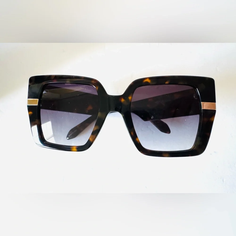 NEW IN BOX!! Quay Notorious Sunglasses in Tortoise - Picture 11 of 16